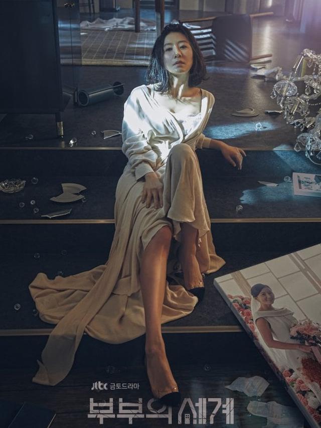 Kim Hee Ae dalam The World of the Married (JTBC via Soompi)