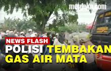 VIDEO: Jelang Sidang Vonis Rizieq Shihab, Simpatisan Bentrok dengan Aparat