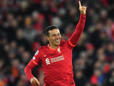 Sepanjang sejarah Liga Champions, hanya ada 8 pemain yang meraih gelar di 2 klub berbeda. Dari kedelapannya, hanya Thiago Alcantara bersama Liverpool di musim ini yang berpeluang naik kelas dan menyamai raihan Clarence Seedorf, peraih gelar dengan 3 klub berbeda. (AFP/Anthony Devlin)