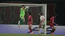 Kiper Timnas Indonesia Nadeo Argawinata melompat untuk mengamankan bola hasil tendangan pemain Vietnam pada laga Grup A Piala AFF 2026 di Stadion Pakansari, Bogor, Senin (3/8/2026). Timnas Indonesia kalah 0-3 dari Vietnam dan turun ke peringkat ketiga klasemen sementara Grup A. (KLY/Budy Santoso)