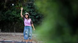 Bukan hanya anak muda saja yang bermain, terlihat orang yang sudah tua pun masih semangat bermain olahraga Petanque di Lapangan Latih Dua Kompleks 700th Anniversary of Chiang Mai Stadium, Kamis (11/12/2025).