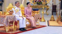 Raja Thailand, Maha Vajiralongkorn, dan Ratu Suthida menjalani prosesi pernikahan di Bangkok, Thailand. (THAI ROYAL HOUSEHOLD BUREAU / AFP)