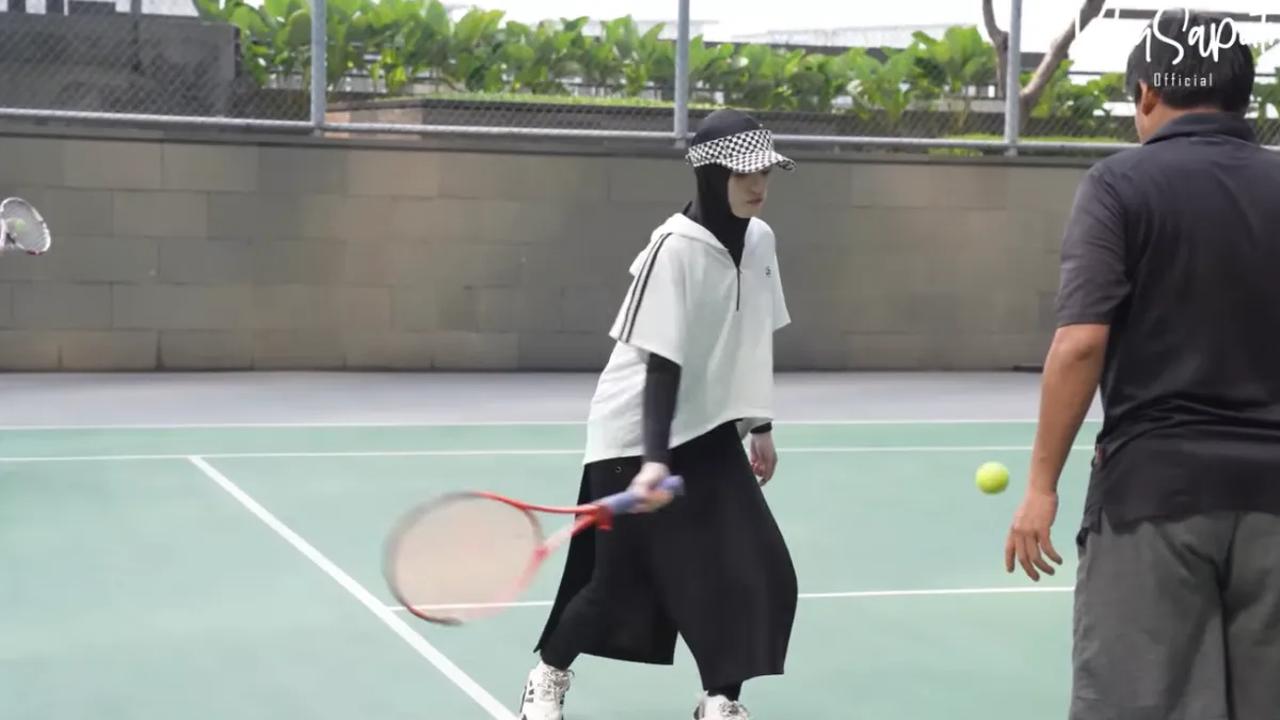 Penampilan Inara saat Tenis langsung mencuri perhatian netizen di dunia maya. Mereka menuliskan berbagai komentar.