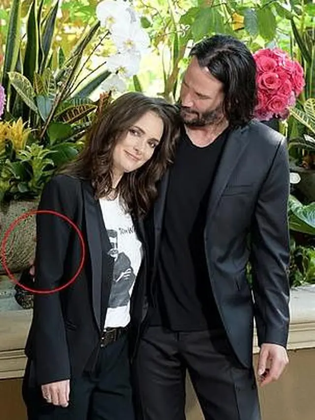 Keanu Reeves Tak Pernah Sentuh Wanita meski Sedang Foto Bareng