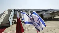 Bendera nasional Bahrain, Israel dan Amerika, dekat pesawat pembawa bendera Israel El Al yang akan mengibarkan delegasi Israel, ditemani oleh para pembantu AS ke Bahrain untuk meresmikan hubungan dan memperluas kerjasama Teluk, di bandara Ben Gurion di Lod, dekat Tel Aviv. (Ronen Zvulun/AP)