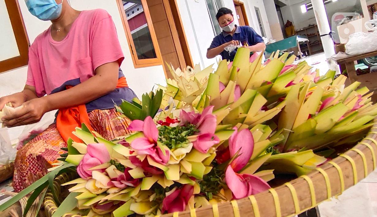 Umat Hindu menyiapkan persembahan di Pura Kerta Jaya, Kota Tangerang, Banten, Selasa (15/9/2020). Persiapan tersebut dilakukan jelang Hari Raya Galungan yang jatuh pada 16 September 2020. (Liputan6.com/Angga Yuniar)