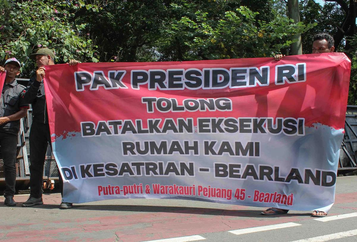 FOTO:  Aksi Putra-Putri Pejuang 45 di Monas Soroti Pengosongan Rumah di Kompleks Berlan