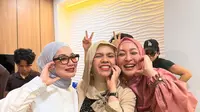 Intip gaya kompak tiga ibu Aaliyah Massaid, Geni Faruk, Reza Artamevia, dan Angelina Sondakh dengan hijab (@genifaruk)