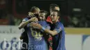 Pelatih Persib, Djajang Nurjaman, dipeluk para pemain setelah berhasil menang atas Persiba pada laga lanjutan liga 1 Indonesia di Stadion GBLA, Bandung, Minggu (11/6/2017). Persib menang 1-0. (Bola.com/M Iqbal Ichsan)