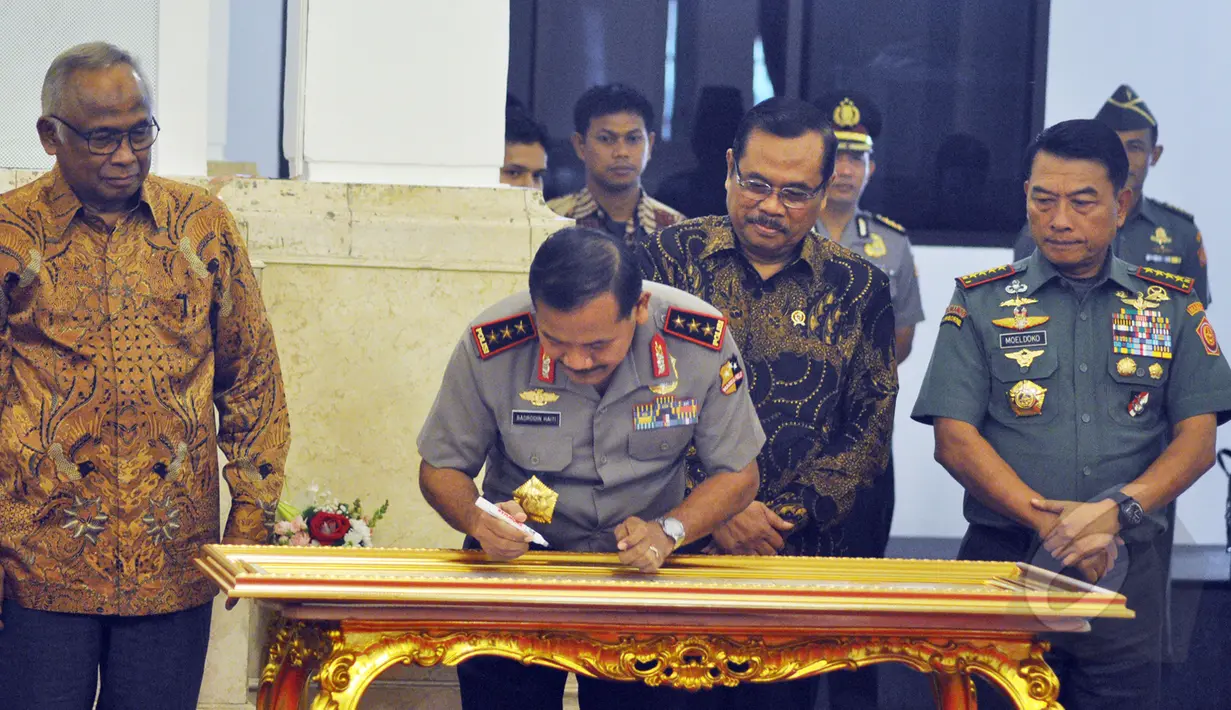 Komjen Badrodin Haiti menandatangani MoU tentang Gerakan Nasional Penyelamatan SDA di Istana Negara, Jakarta, Kamis (19/3/2015). 29 Kementerian serta 12 pemprov menandatangani MoU tersebut. (Liputan6.com/Faizal Fanani)