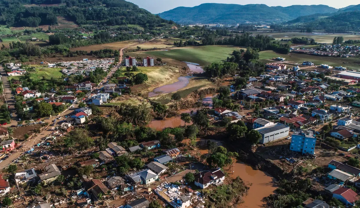 Pemandangan bangunan yang hancur akibat banjir yang disebabkan oleh topan ekstratropis yang mematikan di Roca Sales, negara bagian Rio Grande do Sul, Brasil, Rabu, 6 September 2023. (AP Photo/Wesley Santos)