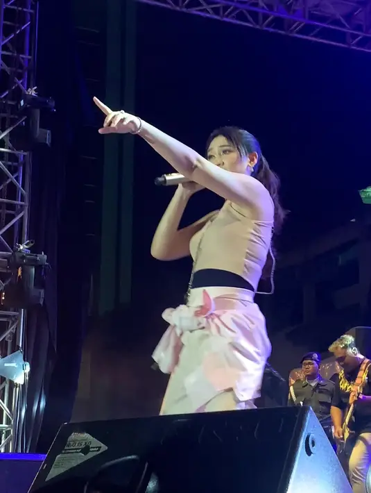 Untungnya Happy mengenakan celana pelapis hampir di setiap manggung. Hal itu diungkapnya sendiri lewat kolom komentar. [TikTok.com/yudhaekchyn]