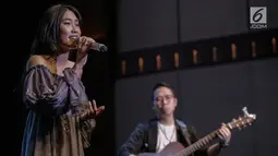 Penyanyi Alika tampil menghibur penggemar saat menggelar mini showcase dan peluncuran album di Jakarta, Selasa (20/3). Album Perfect Moment ini mengusung tema cinta. (Liputan6.com/Faizal Fanani)