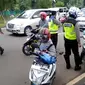 Polisi memeriksa surat kendaraan saat razia di kawasan BSD, Tangerang Selatan, Banten, Kamis (23/1/2020). Polres Tangerang Selatan menggelar razia untuk meningkatkan tertib berlalu lintas, disiplin kendaraan, dan mempersempit gerak pelaku kejahatan jalanan. (merdeka.com/Arie Basuki)