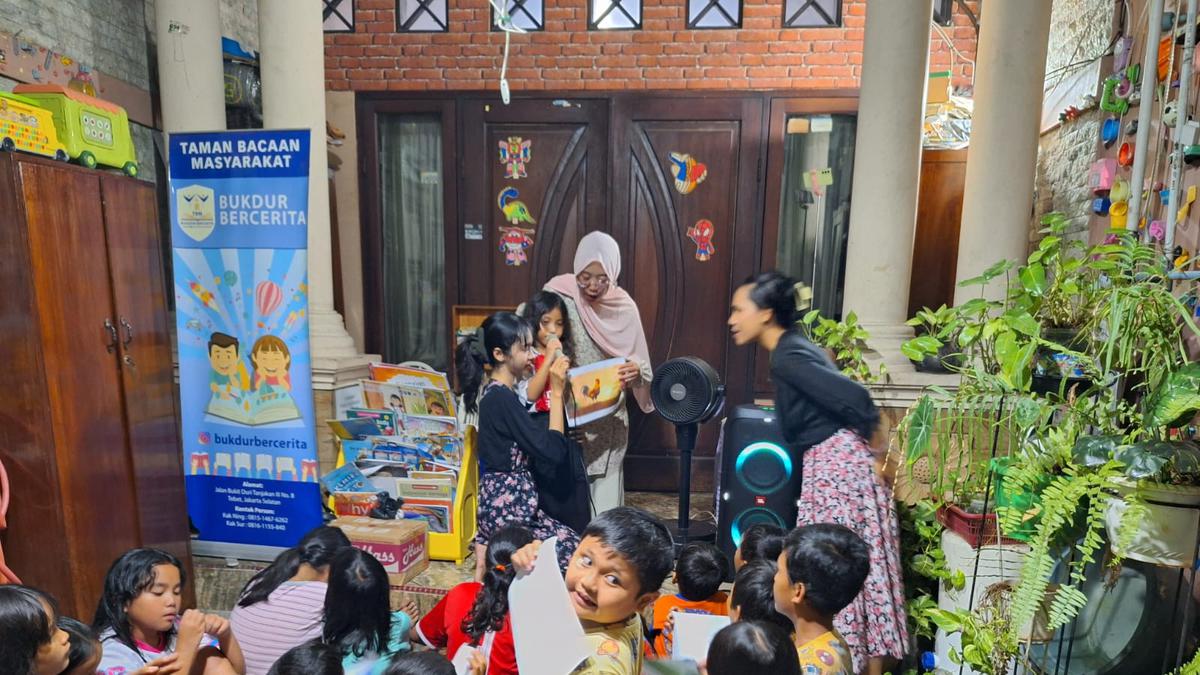 Mahasiswa IMDE Ajarkan Storytelling Lewat Gambar di TBM Bukit Duri Bercerita