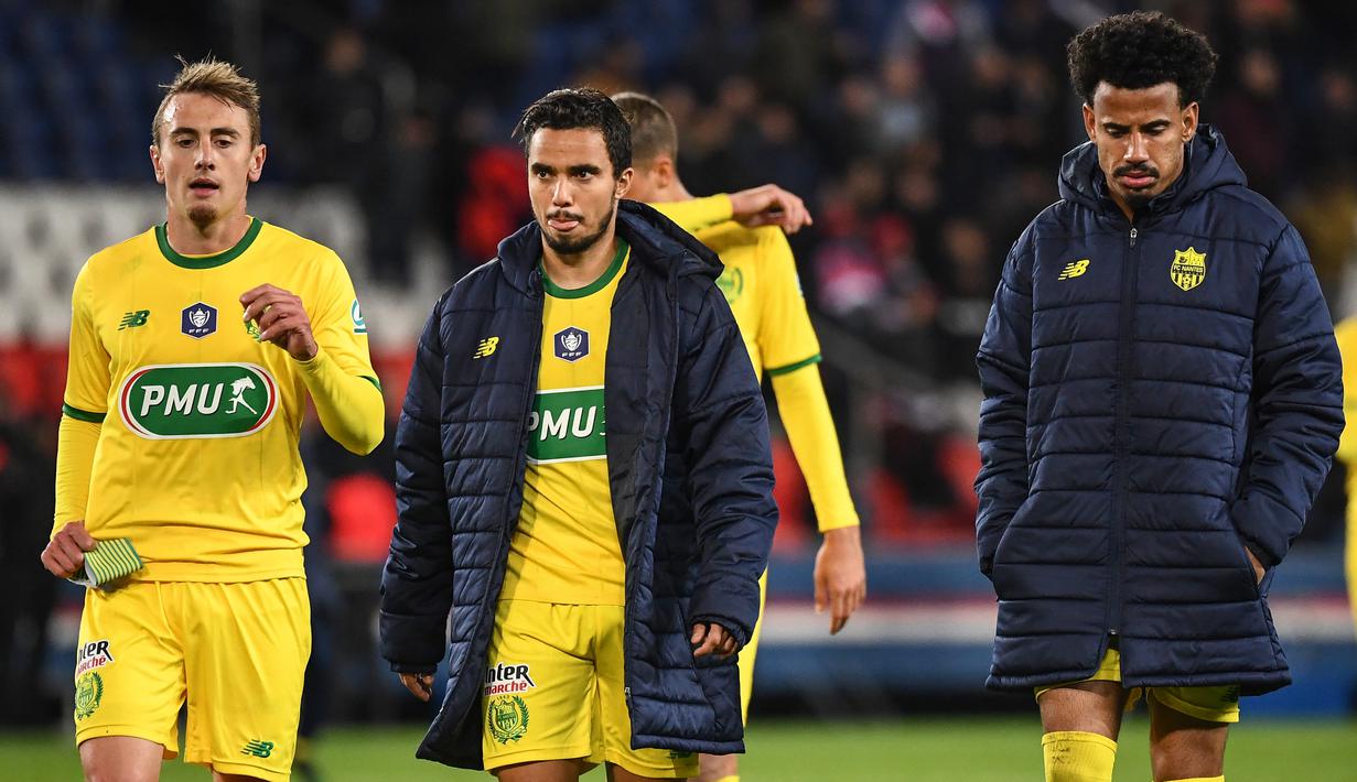 Para pemain FC Nantes tampak lesu usai ditaklukkan Paris Saint-Germain (PSG) pada laga semifinal Piala Prancis 2019 di Stadion Parc des Princes, Rabu (3/4). PSG menang 3-0 atas FC Nantes. (AFP/Franck Fife)