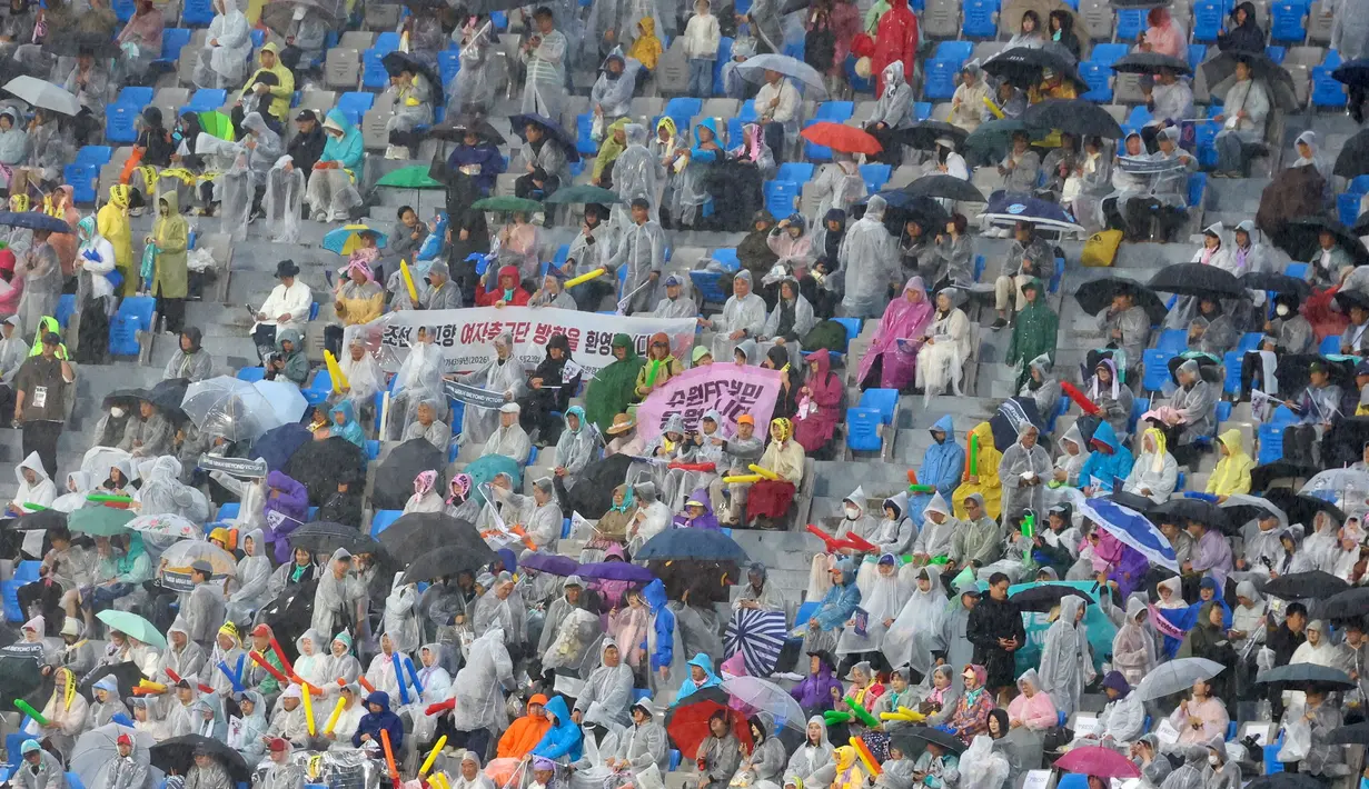 Pertandingan yang berlangsung di Suwon Stadium, Korea Selatan, pada Rabu (20/05/2026) waktu setempat menjadi pertemuan pertama sejak delapan tahun lalu ketika tim Korea Utara bertemu dengan tim Korea Selatan. (AP Photo/Lee Jin-man)