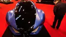 Seorang pengunjung melihat mobil konsep " IED Syrma Concept " Miglia di Essen Motor Show, Jerman, Jumat (27/11).(REUTERS/Ina Fassbender)