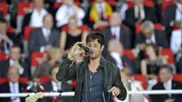 Enrique Iglesias saat tampil di upacara penutupan Piala Eropa 2008, di Ernst-Happel stadium. FRANCK FIFE / AFP