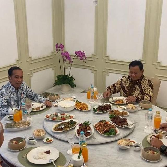 Presiden Joko Widodo atau Jokowi makan siang bersama dengan bakal capres Anies Baswedan, Ganjar Pranowo, dan Prabowo Subianto di Istana, Senin (30/10/2023).