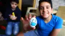 Seorang anak menunjukkan telur yang dilukis dalam rangka merayakan Festival Sham el-Nessim dari rumah di tengah pandemi virus corona COVID-19 di Kairo, Mesir, Senin (20/4/2020). Mesir mencatatkan rekor 189 kasus baru COVID-19 dalam 24 jam, sehingga jumlah total menjadi 3.333. (Xinhua/Ahmed Gomaa)