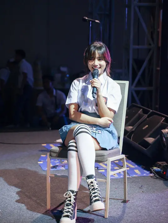 Fuji mengenakan atasan kemeja lengan pendek dengan logo SMA pada bagian dada kiri. [Foto: Instagram/fuji_an]