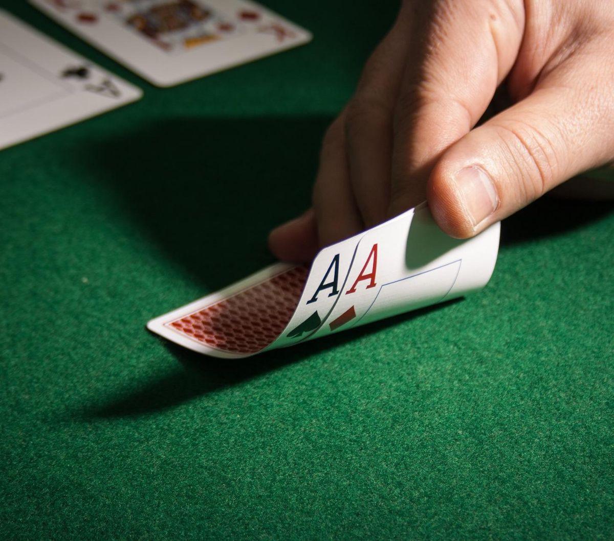 Mengisi waktu luang bisa dengan beragam cara, salah satunya dengan bermain poker. Permainan dengan kartu ini bukan hanya mengandalkan keberuntungan, namun juga strategi bermain.