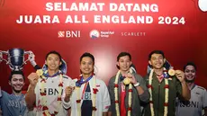 Skuad bulu tangkis Indonesia yang baru saja berlaga di All England 2024, termasuk juara dan runner-up tunggal putra, Jonatan Christie dan Antony Sinisuka Ginting serta juara ganda putra, pasangan Fajar Alfian/Muhammad Rian Ardianto  tiba di Bandara Soekarno Hatta, Senin (18/3/2024) malam WIB. Mereka disambut meriah oleh ratusan badminton lovers Indonesia yang telah menunggu di Terminal 3 Bandara Soetta. Hadir pula dalam acara penyambutan tersebut, Sekjen PP PBSI sekaligus Ketua Tim Pokja PBSI untuk Olimpiade Paris 2024, Muhammad Fadil Imran, Menpora RI, Dito Ariotedjo dan Chef de Mission Olimpiade Paris 2024, Anindya Novyan Bakrie. (Bola.com/M Iqbal Ichsan)