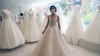 Seorang pelanggan mencoba gaun pengantin yang dirancang khusus dengan masker di Ankara, Turki, Sabtu (6/6/2020). Hingga 6 Juni 2020, total kasus COVID-19 di Turki melonjak menjadi 169.218. (Xinhua/Mustafa Kaya)