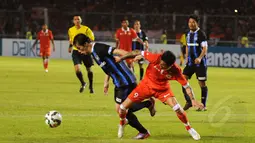 Gelandang Persija, Stefano Lilipaly (9) berebut bola dengan pemain Gamba Osaka di laga persahabatan yang digelar di Stadion GBK Jakarta, Sabtu (24/1/2015). Persija kalah 0-4 dari Gamba Osaka. (Liputan6.com/Helmi Fithriansyah)