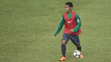 Pemain Timnas Indonesia, Syahrian Abimanyu, mengontrol bola saat latihan di Lapangan ABC Senayan, Jakarta, Jumat (23/2/2018). Pemusatan ini akan berlangsung selama satu pekan, yakni 18-25 Februari. (Bola.com/Vitalis Yogi Trisna)