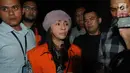 Bupati Kepulauan Talaud, Sri Wahyumi Maria Manalip mengenakan rompi tahanan seusai menjalani pemeriksaan di gedung KPK, Jakarta, Rabu (1/5/2019). Sri Wahyumi resmi ditahan KPK sebagai tersangka kasus suap proyek revitalisasi pasar di Kabupaten Kepulauan Talaud. (merdeka.com/Dwi Narwoko)