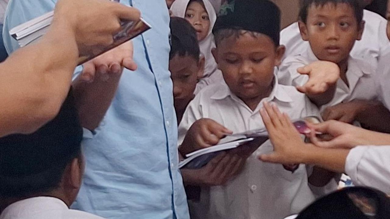 Gibran Bagi-Bagi Susu dan Buku Tulis untuk Santri Ponpes Asshiddiqiyah 2 Tangerang