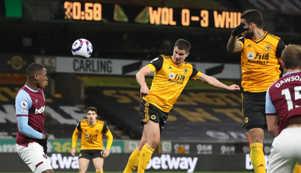 Gelandang Wolverhampton Wanderers, Leander Dendoncker (tengah) melepaskan sundulan yang berbuah gol ke gawang West Ham United dalam laga lanjutan Liga Inggris 2020/2021 pekan ke-30 di Molineux Stadium, Senin (5/4/2021). Wolverhampton kalah 2-3 dari West Ham. (AFP/Laurence Griffiths/Pool)