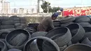 Pengepul mengumpulkan limbah ban bekas yang sudah dipotong di kawasan Tanah Abang, Jakarta, Rabu (27/12). Ban bekas ini nantinya akan dilebur untuk dijadikan minyak serta bahan baku pembuatan aspal. (Liputan6.com/Immanuel Antonius)