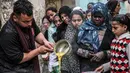 Serangan Israel membuat pengungsi Palestina di Gaza kekurangan pasokan makanan. (SAID KHATIB/AFP)