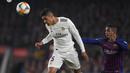 Bek Real Madrid, Raphael Varane (kiri) menyundul bola di depan gelandang Barcelona, Malcom pada laga leg pertama semifinal Copa del Rey 2018/2019 di Camp Nou Stadium, Barcelona (6/2/2019). Raphael Varane yang membela Real Madrid selama 10 musim mulai 2011/2012 hingga 2020/2021 total tampil dalam 360 laga di semua ajang dengan torehan 17 gol dan 7 assist. (AFP/Lluis Gene)