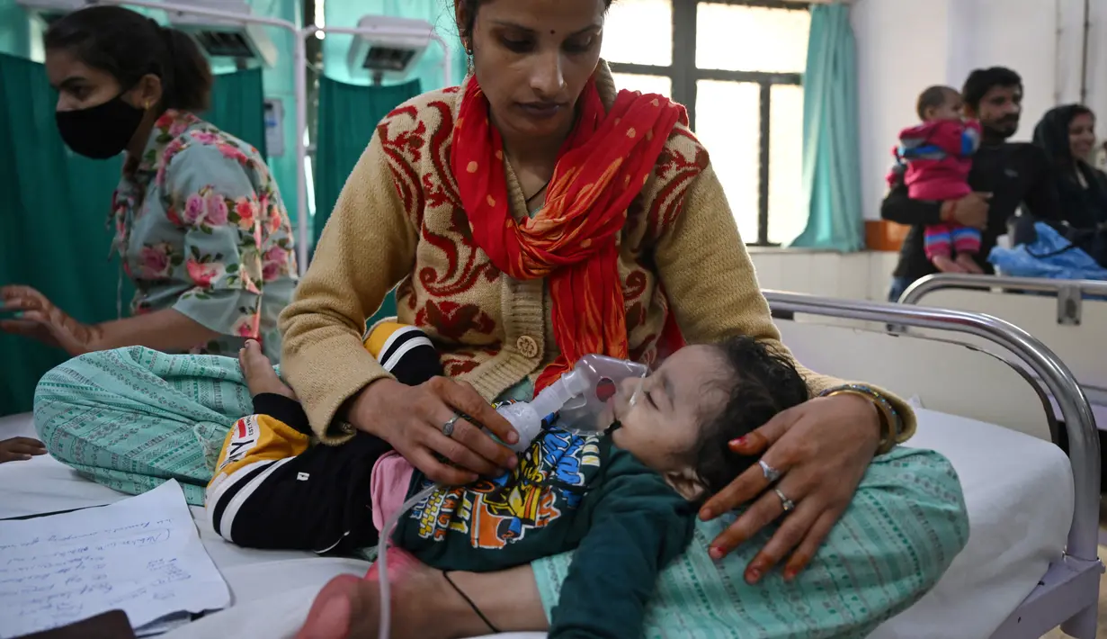 Ruang gawat darurat sederhana di rumah sakit Chacha Nehru Bal Chikitsalaya yang dikelola oleh pemerintah di ibu kota India ini penuh sesak dengan anak-anak yang berjuang untuk bernapas. (Arun SANKAR / AFP)