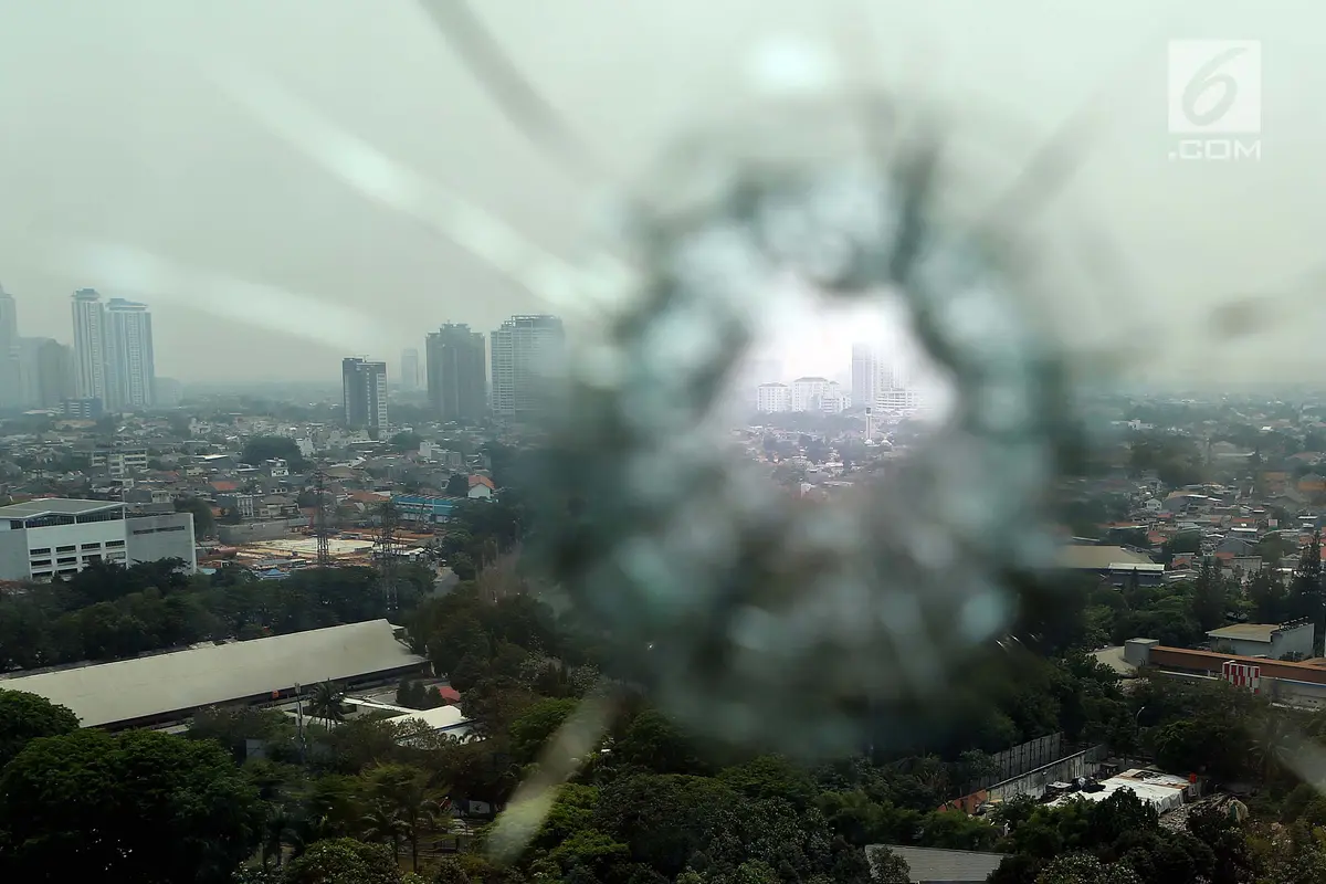 Kondisi Kaca Ruang Anggota DPR Akibat Peluru Nyasar