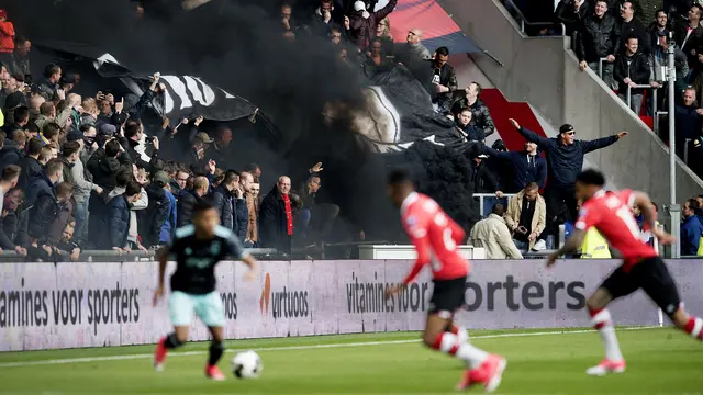 Asap Hitam Tebal Ganggu Pertandingan PSV vs Ajax