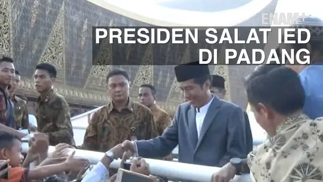 Presiden Joko Widodo melakukan salat idul Fitri di Padang, warga menyambut antusias ingin berjabat tangan dan foto bersama Presiden.
