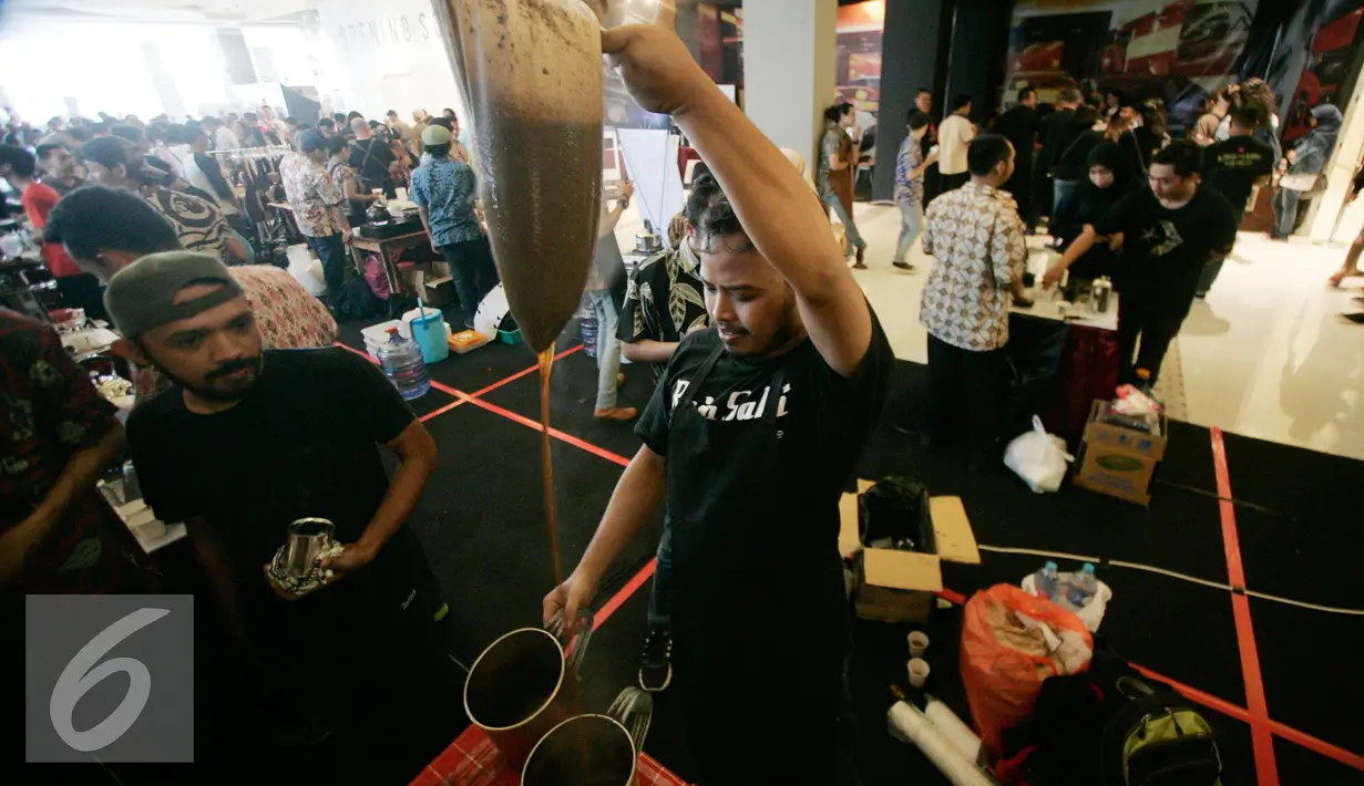 Seorang ahli kopi menyeduh kopi pada International Coffee Day di kawasan Babarsari, Yogyakarta, Sabtu (1/10). Panitia membagikan 10.000 kopi kepada pengunjung secara gratis pada peringatan hari kopi sedunia. (Liputan6.com/Boy Harjanto)