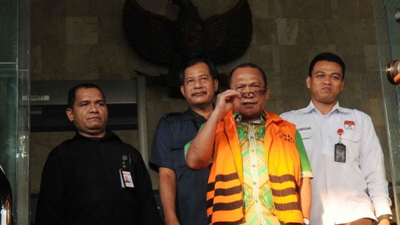 Usai diperiksa, tersangka Rusli Sibua pede keluar KPK pakai kacamata