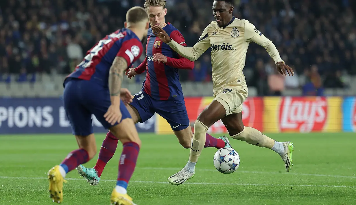 Barca memuncaki klasemen Grup H usai mengoleksi 12 poin. (LLUIS GENE / AFP)