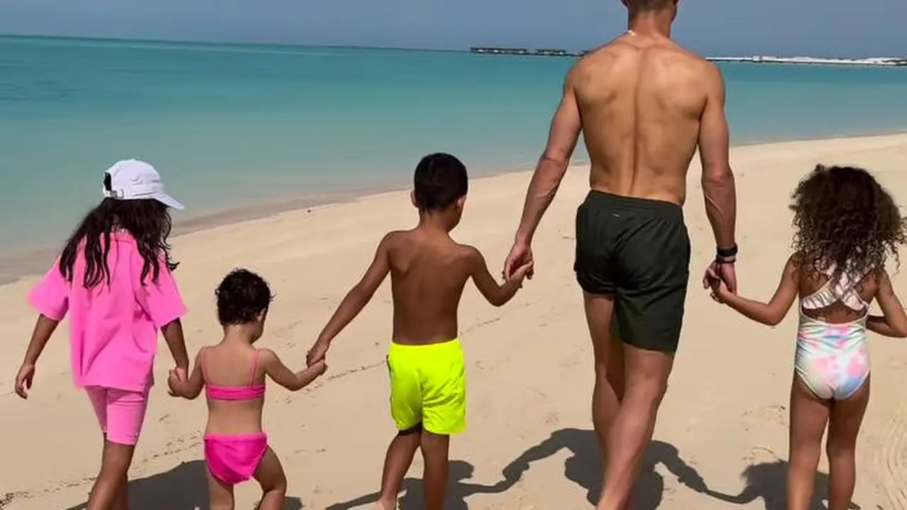 Cristiano Ronaldo dan anak-anaknya