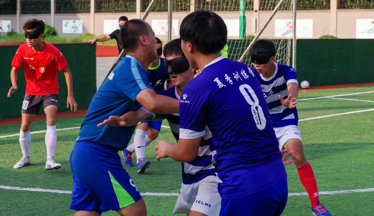 Pemain tim sepak bola tunanetra Provinsi Jiangsu mengikuti latihan di Nantong di provinsi Jiangsu timur China (19/8/2019). Tim yang pemainnya penyandang tunanetra ini tidak perlu khawatir jika cedera, mereka semua adalah tukang pijat. (Cheng Yajing/Jiangsu Provincial Blind Football Team/AFP)