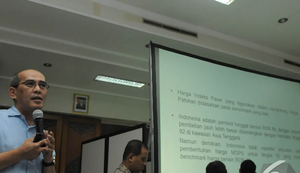 Tim Reformasi Tata Kelola Migas merekomendasikan kepada pemerintah untuk segera beralih dari bensin RON 88 ke Mogas 92 atau setara dengan Pertamax, Jakarta, Minggu (21/12/2014). (Liputan6.com/herman Zakharia)