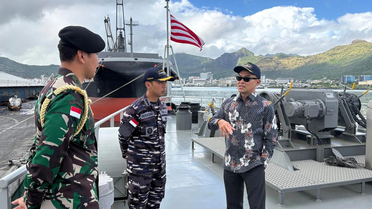 FOTO: KRI Canopus Tiba di Mauritius Usai Pelayaran Lintas Samudra