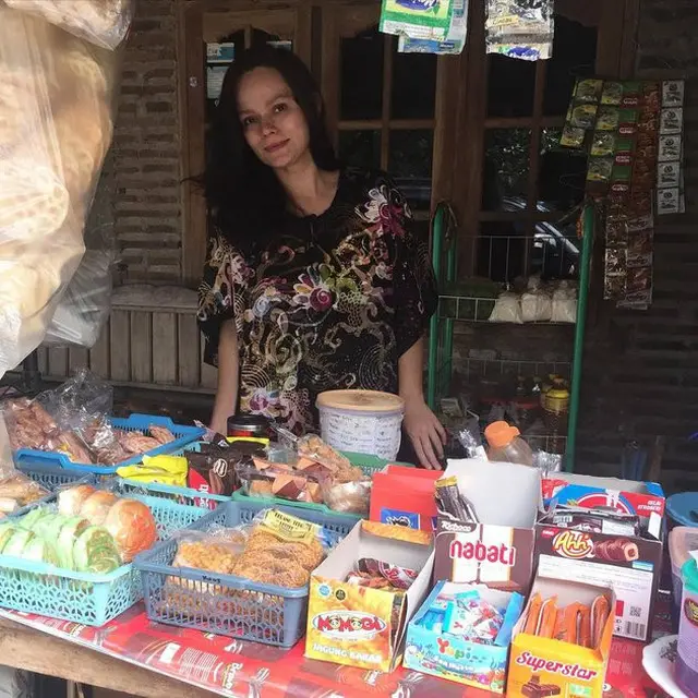 Tinggalkan Dunia Hiburan, Ini 6 Potret Minimarket Milik Dewi Natalia Istri Hilman Hariwijaya