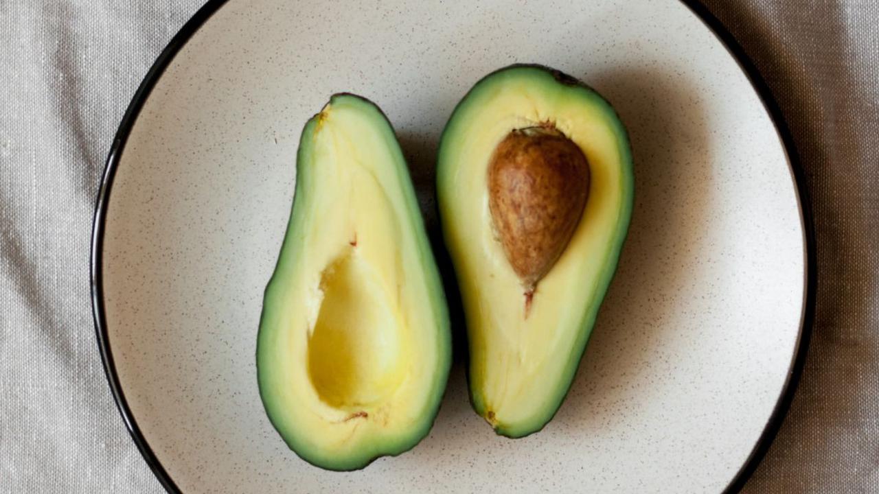 Pada orang-orang yang hendak menurunkan berat badan, praktik defisit kalori adalah hal yang umum dilakukan. Sebab untuk menurunkan berat badan, Anda perlu mengonsumsi lebih sedikit kalori daripada yang dibakar oleh tubuh. Hal inilah yang disebut defisit 
